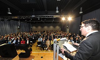 Der Kreisvorsitzende Oliver Vogt freute sich über die große Zahl an Gästen, die zum Neujahrsempfang der CDU Minden-Lübbecke in die Ilex-Halle nach Hüllhorst gekommen waren. - Joern Spreen-Ledebur Der Kreisvorsitzende Oliver Vogt freute sich über die große Zahl an Gästen, die zum Neujahrsempfang der CDU Minden-Lübbecke in die Ilex-Halle nach Hüllhorst gekommen waren. - Joern Spreen-Ledebur