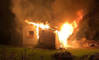 Die Gartenhütte im Paderborner Riemekeviertel stand bei Eintreffen der Einsatzkräfte bereits in Vollbrand. - Polizei Paderborn Die Gartenhütte im Paderborner Riemekeviertel stand bei Eintreffen der Einsatzkräfte bereits in Vollbrand. - Polizei Paderborn