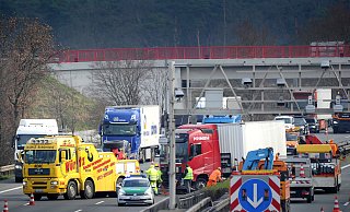 Auf der A2 in Gütersloh liefen am Dienstag Bergungsarbeiten. Am frühen Morgen war ein Lkw in die Mittelschutzplanke gefahren. - Andreas Fruecht Auf der A2 in Gütersloh liefen am Dienstag Bergungsarbeiten. Am frühen Morgen war ein Lkw in die Mittelschutzplanke gefahren. - Andreas Fruecht