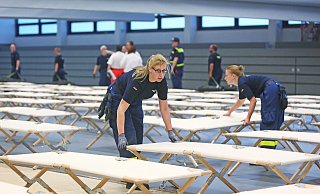 Ein Bild aus dem Jahr 2015, als die Bielefelder Großsporthalle schon einmal zur Notunterkunft wurde, weil Erstaufnahmen überlastet waren. - Sarah Jonek Ein Bild aus dem Jahr 2015, als die Bielefelder Großsporthalle schon einmal zur Notunterkunft wurde, weil Erstaufnahmen überlastet waren. - Sarah Jonek