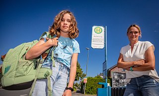 Henja (10) muss jeden Tag lange mit Bus und Bahn fahren, statt entspannt zu Fuß zur Schule in der Nähe gehen zu können. Für Mutter Corinna Theele ist das teuer und stressig. - Mike-Dennis Müller / www.mdm.photo Henja (10) muss jeden Tag lange mit Bus und Bahn fahren, statt entspannt zu Fuß zur Schule in der Nähe gehen zu können. Für Mutter Corinna Theele ist das teuer und stressig. - Mike-Dennis Müller / www.mdm.photo