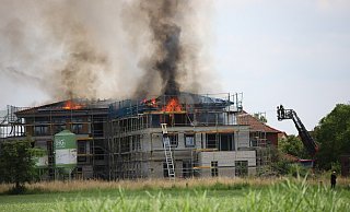 Ein Neubau in Borgholzhausen stand am Montagmittag in Flammen. - Laura Janzen Ein Neubau in Borgholzhausen stand am Montagmittag in Flammen. - Laura Janzen