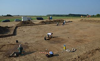 Ein Überblick über die Ausgrabungen: Die dunklen Verfärbungen verraten die Lage der entdeckten Bestattungen. - LWL-AfWL/M. Hahne Ein Überblick über die Ausgrabungen: Die dunklen Verfärbungen verraten die Lage der entdeckten Bestattungen. - LWL-AfWL/M. Hahne
