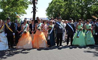 Der Thron des Schützenvereins Nienhagen um Schützenkönig Dennis Jorczick (vorne, 2. v. l.) beim bislang letzten Schützenfest vor drei Jahren. - Schützenverein Nienhagen Der Thron des Schützenvereins Nienhagen um Schützenkönig Dennis Jorczick (vorne, 2. v. l.) beim bislang letzten Schützenfest vor drei Jahren. - Schützenverein Nienhagen