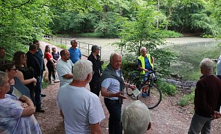 Manfred Burkamp (Mitte, weißes Hemd, Pullover) informierte beim „Dorfgespräch“ über die jahrelangen Bemühungen, den Hinnaksteich von Laub, Ästen, Schlamm und Müll zu befreien. - Knut Dinter Manfred Burkamp (Mitte, weißes Hemd, Pullover) informierte beim „Dorfgespräch“ über die jahrelangen Bemühungen, den Hinnaksteich von Laub, Ästen, Schlamm und Müll zu befreien. - Knut Dinter