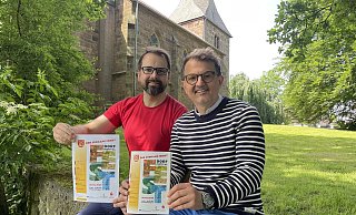 Die beiden Organisatoren Mark Kellermeier (l.) und Gerald Labitzke halten das druckfrische Programmheft für das Dorffestival in Volmerdingsen am kommenden Sonntag in den Händen. - Elke Niedringhaus-Haasper Die beiden Organisatoren Mark Kellermeier (l.) und Gerald Labitzke halten das druckfrische Programmheft für das Dorffestival in Volmerdingsen am kommenden Sonntag in den Händen. - Elke Niedringhaus-Haasper