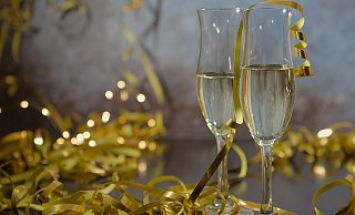 Ob mit oder ohne Alkohol: Das Anstoßen zu Mitternacht gehört für viele Menschen zu Silvester dazu. - Pixabay (Symbolbild) Ob mit oder ohne Alkohol: Das Anstoßen zu Mitternacht gehört für viele Menschen zu Silvester dazu. - Pixabay (Symbolbild)