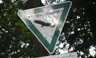 An der Hiddenhausener Straße wird immer wieder Müll im Naturschutzgebiet abgeladen. Die Täter entfernen dafür sogar immer wieder die dort aufgestellten Abgrenzungen. - Jan-Henrik Gerdener An der Hiddenhausener Straße wird immer wieder Müll im Naturschutzgebiet abgeladen. Die Täter entfernen dafür sogar immer wieder die dort aufgestellten Abgrenzungen. - Jan-Henrik Gerdener