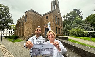 Cornelia Lack und Alireza Fathollahzadeh Gharabaei starten mit der ersten Stadtführung in einfacher Sprache vor der Auferstehungskirche. - Nicole Sielermann Cornelia Lack und Alireza Fathollahzadeh Gharabaei starten mit der ersten Stadtführung in einfacher Sprache vor der Auferstehungskirche. - Nicole Sielermann