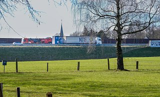 Quer durch Ummeln führt die Trasse der A33. Wegen einer großen Lücke in der Lärmschutzwand ist der er Krach in der der Siedlung Am Heidekämpken stärker zu hören. - Andreas Zobe Quer durch Ummeln führt die Trasse der A33. Wegen einer großen Lücke in der Lärmschutzwand ist der er Krach in der der Siedlung Am Heidekämpken stärker zu hören. - Andreas Zobe
