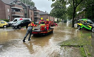 Kampf gegen das Hochwasser: Helfer der DLRG Bünde sind in Eschweiler im Einsatz und führen Evakuierungen durch. - Niklas Weber Kampf gegen das Hochwasser: Helfer der DLRG Bünde sind in Eschweiler im Einsatz und führen Evakuierungen durch. - Niklas Weber