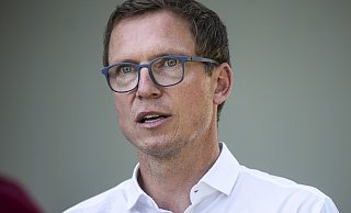 Arminia-Sportchef Michael Mutzel äußerte sich am Rande des Trainingsauftakts zum Stand der Kaderplanung. - © Jörg Dieckmann - www. dieckmann-fotodesign.de Arminia-Sportchef Michael Mutzel äußerte sich am Rande des Trainingsauftakts zum Stand der Kaderplanung. - © Jörg Dieckmann - www. dieckmann-fotodesign.de