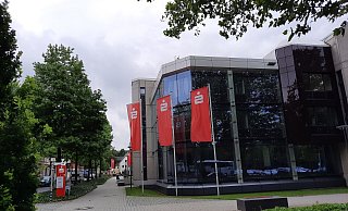 Die Ratsfraktion Die Linke kritisiert die Entscheidung der Sparkasse Paderborn-Detmold, Filialen zu schließen. - Marc Schröder Die Ratsfraktion Die Linke kritisiert die Entscheidung der Sparkasse Paderborn-Detmold, Filialen zu schließen. - Marc Schröder