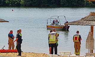 Vom Ufer des Badestrandes aus wird die Suche am Salitos Beach des Lippesees koordiniert. Die junge Frau kann nur noch tot geborgen werden. - Ralph Meyer Vom Ufer des Badestrandes aus wird die Suche am Salitos Beach des Lippesees koordiniert. Die junge Frau kann nur noch tot geborgen werden. - Ralph Meyer
