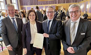 Nicole Wersin wird von NRW-Justizminister Benjamin Limbach die Leitung der JVA Hövelhof übertragen. Ihr Vorgänger Dieter Strobel (r.) ist nun im Ruhestand. Auf weiter gute Zusammenarbeit setzt Hövelhofs Bürgermeister Michael Berens. - Jens Reddeker Nicole Wersin wird von NRW-Justizminister Benjamin Limbach die Leitung der JVA Hövelhof übertragen. Ihr Vorgänger Dieter Strobel (r.) ist nun im Ruhestand. Auf weiter gute Zusammenarbeit setzt Hövelhofs Bürgermeister Michael Berens. - Jens Reddeker