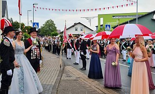 Nach vier Jahren der Vorfreude durfte das Jungschützenkönigspaar Fabian Ridder und Stefanie Pipiale seine Regentschaft endlich im Festmarsch glanzvoll präsentieren. - Katharina Maria Grote Nach vier Jahren der Vorfreude durfte das Jungschützenkönigspaar Fabian Ridder und Stefanie Pipiale seine Regentschaft endlich im Festmarsch glanzvoll präsentieren. - Katharina Maria Grote