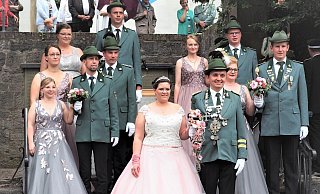 Das Königspaar Markus und Johanna Frewer (vorn, Mitte), umrahmt von seinem Hofstaat beim Schützenfest in Bellersen. - Josef Köhne Das Königspaar Markus und Johanna Frewer (vorn, Mitte), umrahmt von seinem Hofstaat beim Schützenfest in Bellersen. - Josef Köhne