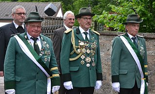 König Wilfried Rüthers und seine Offiziere Franz Versen und Michael Fischer mussten in diesem Jahr krankheitsbedingt leider auf die Damen an ihrer Seite verzichten. - Silke Riethmüller König Wilfried Rüthers und seine Offiziere Franz Versen und Michael Fischer mussten in diesem Jahr krankheitsbedingt leider auf die Damen an ihrer Seite verzichten. - Silke Riethmüller