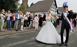 Mit viel Applaus bedacht: Marvin Dirks und Pia Stickeln sind die jungen Regenten in Hohenwepel. - Simone Flörke Mit viel Applaus bedacht: Marvin Dirks und Pia Stickeln sind die jungen Regenten in Hohenwepel. - Simone Flörke