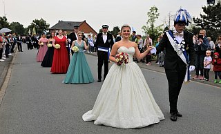 Das junge Königspaar Celine Wolf und Paul Löseke stand mit seinem Hofstaat im Mittelpunkt und bekam viel Beifall. - Simone Flörke Das junge Königspaar Celine Wolf und Paul Löseke stand mit seinem Hofstaat im Mittelpunkt und bekam viel Beifall. - Simone Flörke