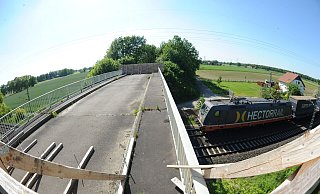 Die marode Bahnbrücke "In den Wiesen" in Drohne führte über die Bahnstrecke Hamburg-Ruhrgebiet und wurde 2022 abgerissen. Zuletzt war das Betreten des Bauwerks nicht mehr möglich, es war mit Holzwänden versperrt. - Joern Spreen-Ledebur Die marode Bahnbrücke "In den Wiesen" in Drohne führte über die Bahnstrecke Hamburg-Ruhrgebiet und wurde 2022 abgerissen. Zuletzt war das Betreten des Bauwerks nicht mehr möglich, es war mit Holzwänden versperrt. - Joern Spreen-Ledebur