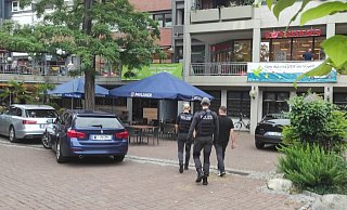 Die Polizei durchsucht am Donnerstag unter anderem einen italienischen Gastronomiebetrieb. Zudem fanden Einsätze in Kassel und Duisburg statt. Es ging um die Mafia. - Svenja Ludwig Die Polizei durchsucht am Donnerstag unter anderem einen italienischen Gastronomiebetrieb. Zudem fanden Einsätze in Kassel und Duisburg statt. Es ging um die Mafia. - Svenja Ludwig