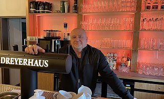 Jarek Ciszewski bereitet gerade alles für die Wiedereröffnung vor. Das eigene Restaurant war schon lange sein Traum - nun gibt er ihm eine zweite Chance. - Tasja Klusmeyer Jarek Ciszewski bereitet gerade alles für die Wiedereröffnung vor. Das eigene Restaurant war schon lange sein Traum - nun gibt er ihm eine zweite Chance. - Tasja Klusmeyer