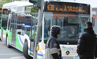 Zwei junge Männer schauen aus sicherer Entfernung einem Polizeieinsatz am Zentralen Omnibusbahnhof (ZOB) zu. - Ulf Hanke Zwei junge Männer schauen aus sicherer Entfernung einem Polizeieinsatz am Zentralen Omnibusbahnhof (ZOB) zu. - Ulf Hanke