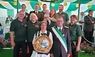 Der Hofstaat in Kirchlengern auf dem Schützenfest 2023 mit Königin Jessica Siekmann und ihrem Mann Peter (vorn). - Gerald Dunkel Der Hofstaat in Kirchlengern auf dem Schützenfest 2023 mit Königin Jessica Siekmann und ihrem Mann Peter (vorn). - Gerald Dunkel