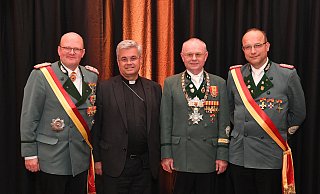 Oberst Thomas Spieker (v. l.), Erzbischof Udo Markus Bentz, Schützenkönig Bernfried Kaup und Maspern-Hauptmann Hubert Salmen bei der festlichen Veranstaltung. - Ulrich Petzold (PBSV) Oberst Thomas Spieker (v. l.), Erzbischof Udo Markus Bentz, Schützenkönig Bernfried Kaup und Maspern-Hauptmann Hubert Salmen bei der festlichen Veranstaltung. - Ulrich Petzold (PBSV)