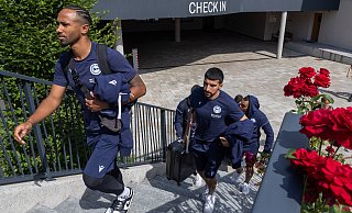 Noah Sarenren Bazee (l.) und Nassim Boujellab auf dem Weg in die Lobby des Hotels Leitgam in Kiens. - Oliver Krato Noah Sarenren Bazee (l.) und Nassim Boujellab auf dem Weg in die Lobby des Hotels Leitgam in Kiens. - Oliver Krato