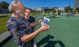 Andreas Kämper steht zusammen mit NW-Redakteur Stefan Brams auf dem ehemaligen Basketballfeld des Kesselbrinks. - Andreas Zobe Andreas Kämper steht zusammen mit NW-Redakteur Stefan Brams auf dem ehemaligen Basketballfeld des Kesselbrinks. - Andreas Zobe