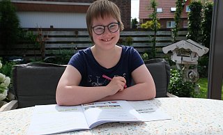 Emma van der Velde hat die Schulzeit hinter sich. Die fast 17-Jährige, die mit dem Downsyndrom geboren wurde, wird nach den Sommerfiern eine Förderschule besuchen müssen. - Nicole Bliesener Emma van der Velde hat die Schulzeit hinter sich. Die fast 17-Jährige, die mit dem Downsyndrom geboren wurde, wird nach den Sommerfiern eine Förderschule besuchen müssen. - Nicole Bliesener