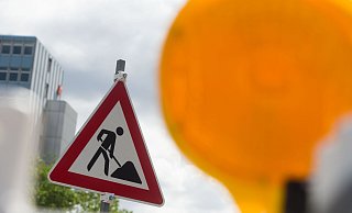 Wegen Bauarbeiten an der A30 müssen Autofahrer mit Einschränkungen rechnen. - Dpa Wegen Bauarbeiten an der A30 müssen Autofahrer mit Einschränkungen rechnen. - Dpa