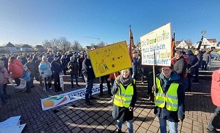 In Warburg versammeln sich zahlreiche Teilnehmer zum Demonstrationszug und zur Kundgebung auf dem Schützenplatz. - Simone Flörke In Warburg versammeln sich zahlreiche Teilnehmer zum Demonstrationszug und zur Kundgebung auf dem Schützenplatz. - Simone Flörke