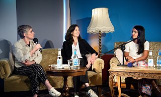 Bundestagsabgeordnete Britta Haßelmann diskutiert mit der EU-Politikerin Alexandra Geese und der ehemaligen Staatssekräterin Sawsan Chebli über Hassrede und Desinformation im Netz. - Michaela Heinze Bundestagsabgeordnete Britta Haßelmann diskutiert mit der EU-Politikerin Alexandra Geese und der ehemaligen Staatssekräterin Sawsan Chebli über Hassrede und Desinformation im Netz. - Michaela Heinze