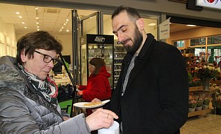 Ulrike Böttcher lässt einen Geldschein in der Sammeldose verschwinden und erhält zum Dank von Aiman Zeidan die erste frisch gebackene Waffel des Morgens. - Klaus Frensing Ulrike Böttcher lässt einen Geldschein in der Sammeldose verschwinden und erhält zum Dank von Aiman Zeidan die erste frisch gebackene Waffel des Morgens. - Klaus Frensing