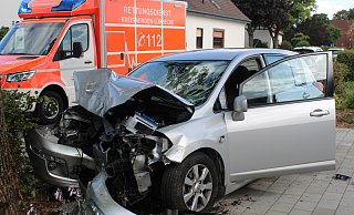 Das Auto wurde erheblich beschädigt. Es wurde von einem Fahranfänger gefahren. - Polizei Minden-Lübbecke Das Auto wurde erheblich beschädigt. Es wurde von einem Fahranfänger gefahren. - Polizei Minden-Lübbecke