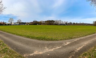 Der riesige Acker zwischen der Senner Straße und dem Nordfeldweg ist für die Ansiedlung von Gewerbe schon 2019 gekauft worden. - © Andreas Zobe Der riesige Acker zwischen der Senner Straße und dem Nordfeldweg ist für die Ansiedlung von Gewerbe schon 2019 gekauft worden. - © Andreas Zobe