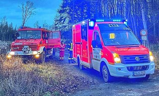 Mit einem Unimog gelang den Einsatzkräften der Feuerwehr die Bergung des Spaziergängers. - Feuerwehr Brakel Mit einem Unimog gelang den Einsatzkräften der Feuerwehr die Bergung des Spaziergängers. - Feuerwehr Brakel