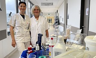 Seit Juli 2023 ist Daria Gordienko (l.) als Oberärztin am Brustzentrum in Herford. Zum 1. Januar hat Dorothé Düpont als Leiterin angefangen. Zuvor haben beide bereits am Klinikum in Lemgo über ein Jahr lang zusammengearbeitet. Der Wechsel sei eine gemeinsame Entscheidung gewesen, sagen sie. - Natalie Gottwald Seit Juli 2023 ist Daria Gordienko (l.) als Oberärztin am Brustzentrum in Herford. Zum 1. Januar hat Dorothé Düpont als Leiterin angefangen. Zuvor haben beide bereits am Klinikum in Lemgo über ein Jahr lang zusammengearbeitet. Der Wechsel sei eine gemeinsame Entscheidung gewesen, sagen sie. - Natalie Gottwald