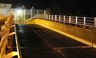 Der Tatort liegt hoch über dem Ostwestfalendamm. Vier junge Männer überfielen mitten auf einer der schmalen Fußgängerbrücken ihr Opfer. Die hier gezeigte Brücke ist nicht der Tatort. - Symbolfoto: Christian Weische Der Tatort liegt hoch über dem Ostwestfalendamm. Vier junge Männer überfielen mitten auf einer der schmalen Fußgängerbrücken ihr Opfer. Die hier gezeigte Brücke ist nicht der Tatort. - Symbolfoto: Christian Weische