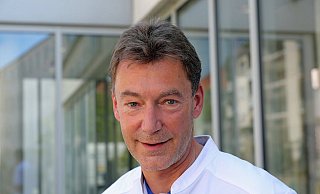 Jens Völker ist ärztliche Direktor und Chefarzt der Klinik für Innere Medizin, Kardiologie und Intensivmedizin am Mathilden-Hospital. Er wechselt ans Lukas-Krankenhaus Bünde. - Frank-Michael Kiel-Steinkamp Jens Völker ist ärztliche Direktor und Chefarzt der Klinik für Innere Medizin, Kardiologie und Intensivmedizin am Mathilden-Hospital. Er wechselt ans Lukas-Krankenhaus Bünde. - Frank-Michael Kiel-Steinkamp