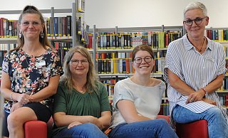 Zum Team der Stadtbücherei Rahden gehören außer Leiterin Silke Epp (3. v. l.) auch Lilli Funk, Nancy Kröger und Susanne Lusmöller. - Joern Spreen-Ledebur Zum Team der Stadtbücherei Rahden gehören außer Leiterin Silke Epp (3. v. l.) auch Lilli Funk, Nancy Kröger und Susanne Lusmöller. - Joern Spreen-Ledebur