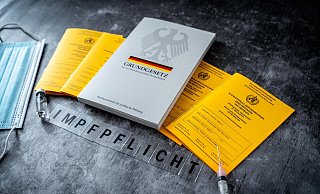 Über eine allgemeine Impfpflicht wird aktuell stark diskutiert - auch ob sie nur für bestimmte Altersgruppen gelten soll. - picture alliance / CHROMORANGE Über eine allgemeine Impfpflicht wird aktuell stark diskutiert - auch ob sie nur für bestimmte Altersgruppen gelten soll. - picture alliance / CHROMORANGE