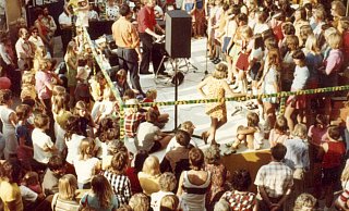 Der Jugendchor Sundern gab 1973 ein umjubeltes Konzert auf einer improvisierten Bühne. - Sammlung Pro Herford Der Jugendchor Sundern gab 1973 ein umjubeltes Konzert auf einer improvisierten Bühne. - Sammlung Pro Herford