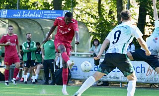 Theesens Soufian Kaba (l.) erzielte gegen den TSV Oerlinghausen zwei der sechs VfL-Treffer. - Peter Unger Theesens Soufian Kaba (l.) erzielte gegen den TSV Oerlinghausen zwei der sechs VfL-Treffer. - Peter Unger