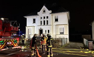 Einsatzkräfte der Berufsfeuerwehr sind am Montagabend zu einem Brand in einem leer stehenden Haus in Gütersloh gerufen worden. - Thorsten Heß Einsatzkräfte der Berufsfeuerwehr sind am Montagabend zu einem Brand in einem leer stehenden Haus in Gütersloh gerufen worden. - Thorsten Heß