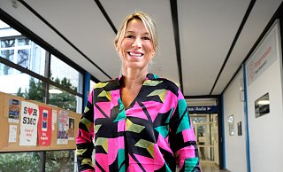 Sandra Stich unterrichtet am Ratsgymnasium in Rheda-Wiedenbrück im Kreis Gütersloh die Fächer Sport und Geografie – und in diesem Jahr auch Das Fach Glück. - Andreas Frücht Sandra Stich unterrichtet am Ratsgymnasium in Rheda-Wiedenbrück im Kreis Gütersloh die Fächer Sport und Geografie – und in diesem Jahr auch Das Fach Glück. - Andreas Frücht