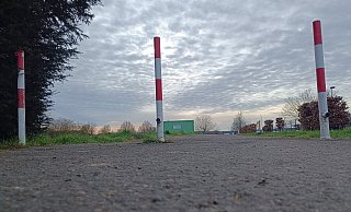 Die Poller auf der Bünder Maschbruchstraße verhindern, dass Autos den Weg benutzen. - Sven Hauhart Die Poller auf der Bünder Maschbruchstraße verhindern, dass Autos den Weg benutzen. - Sven Hauhart